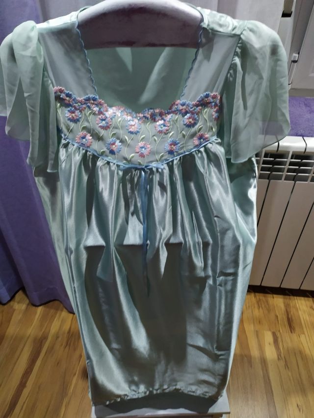 camisón de raso color verde