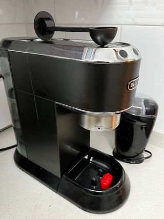 Cafetera De\\'longhi Dedica + Molinillo de Regalo de segunda mano por 100  EUR en Barcelona en WALLAPOP