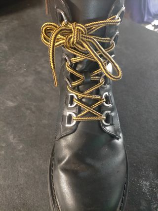 Botas negras imitación Dr.Martens de segunda mano por 18 EUR en El Marenyet  en WALLAPOP