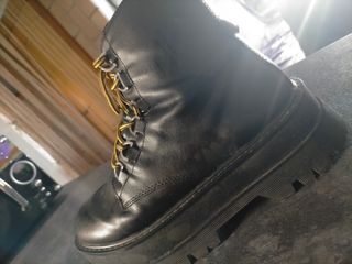 Botas negras imitación Dr.Martens de segunda mano por 18 EUR en El Marenyet  en WALLAPOP