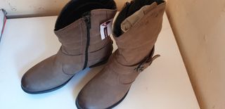 BOTINES DE PIEL CASAS de segunda mano por 20 EUR en Barcelona en WALLAPOP