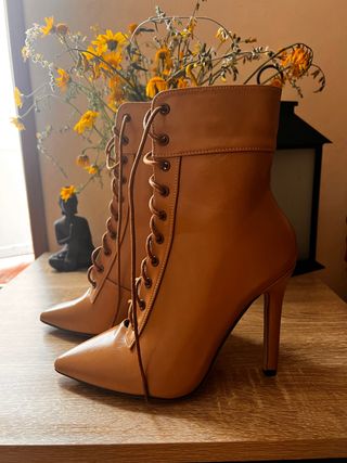 Botines de tacón con cordones de segunda mano en WALLAPOP
