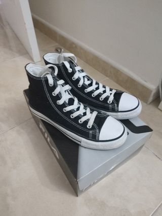 Zapatillas tipo Converse negras poco uso talla 41 de segunda mano por 10  EUR en Cádiz en WALLAPOP