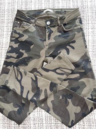 Pantalón militar Bershka de segunda mano por 4 EUR en Molina de Segura en  WALLAPOP