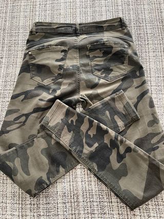 Pantalón militar Bershka de segunda mano por 4 EUR en Molina de Segura en  WALLAPOP