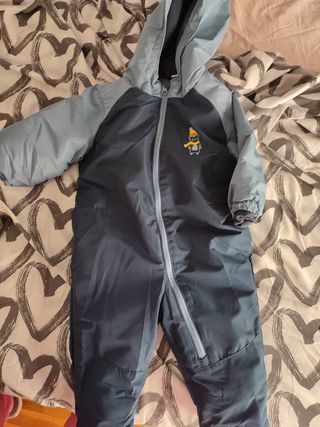 Traje de nieve para bebe de segunda mano por 17 EUR en Barcelona en WALLAPOP