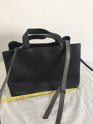 Bolso tote negro Stradivarius NUEVO de segunda mano por 9 EUR en Valencia  en WALLAPOP