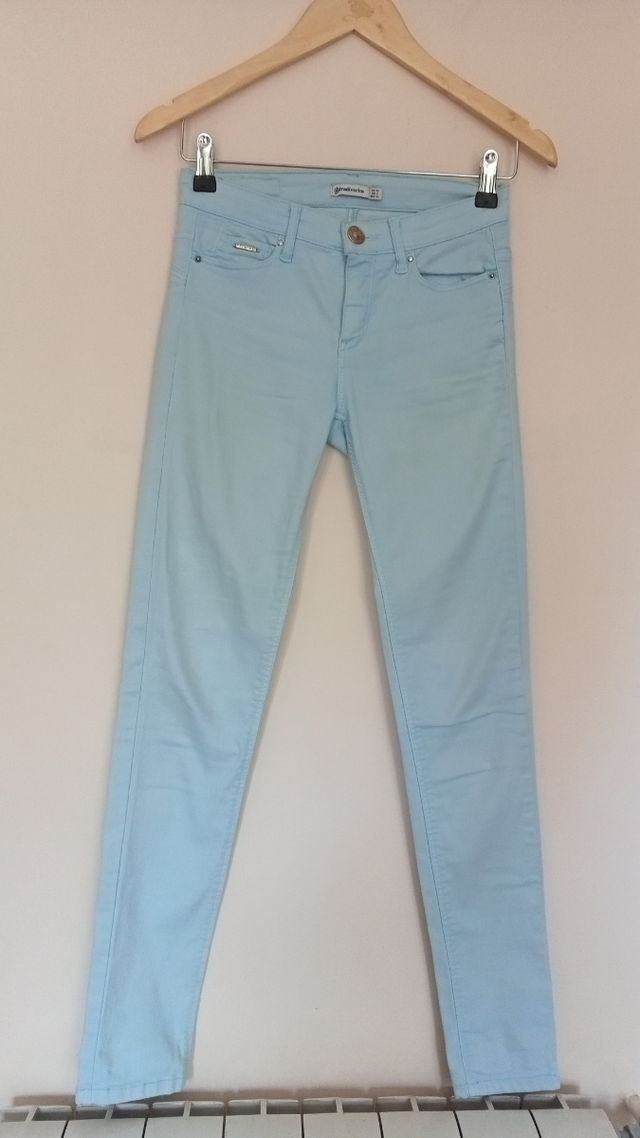 Pantalón pitillo celeste elástico Stradivarius