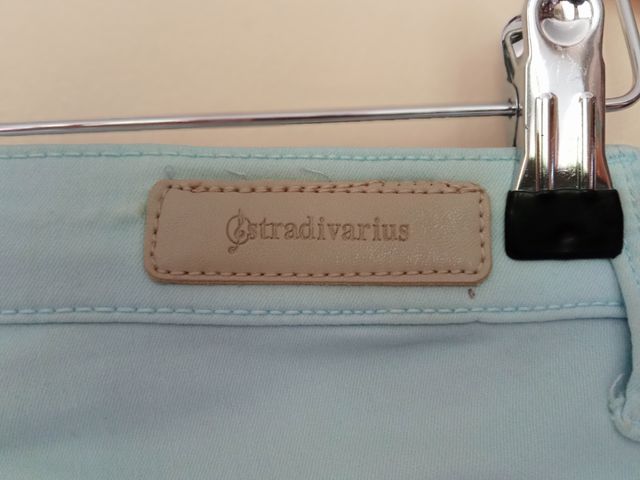 Pantalón pitillo celeste elástico Stradivarius