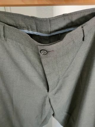 Pantalón de pinza gris hombre ZARA de segunda mano por 7 EUR en Sevilla en  WALLAPOP