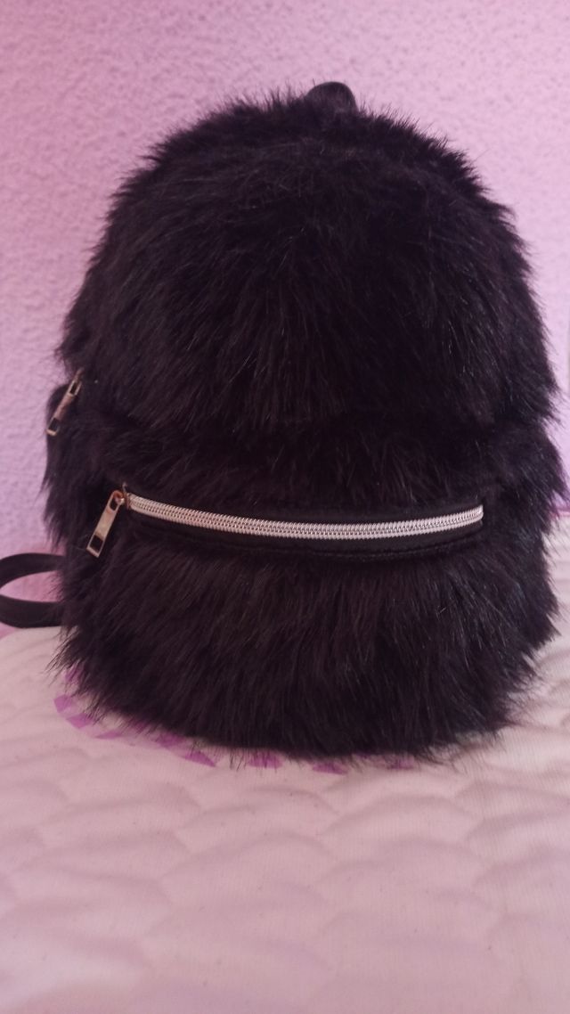 mochila pelo negro Stradivarius