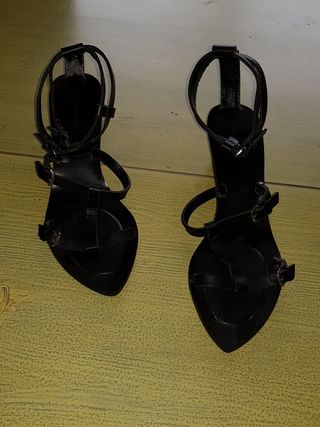 Sandalias Zara negras de segunda mano en A Coruña en WALLAPOP