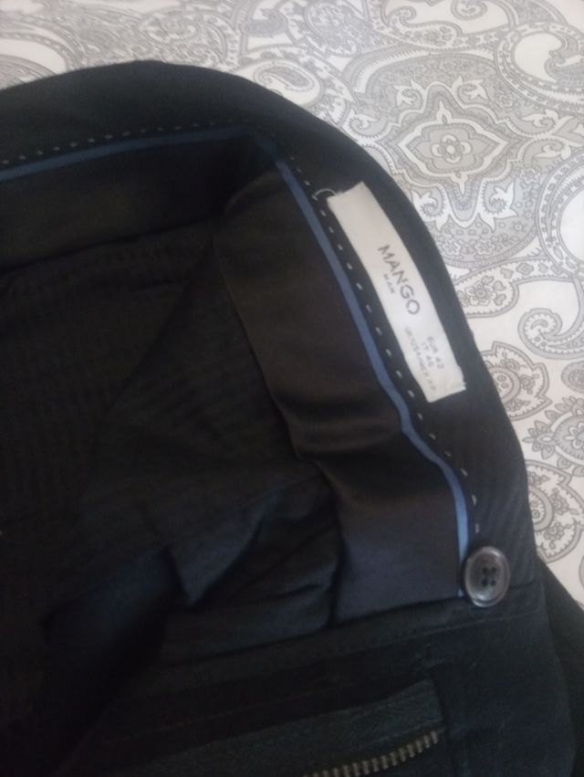 Pantalón negro de Mango