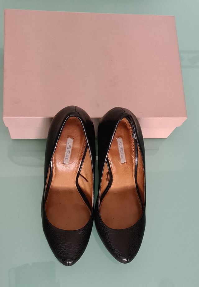 Zapatos de tacón de piel de Uterqüe talla 40