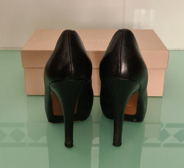 Zapatos de tacón de piel de Uterqüe talla 40