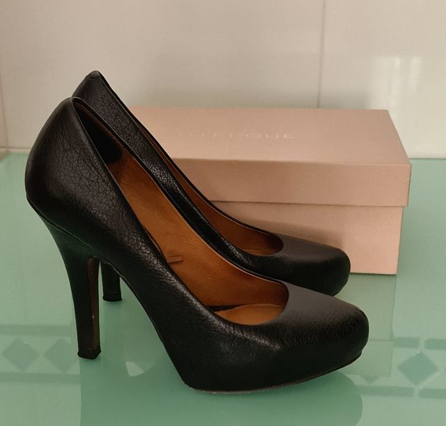 Zapatos de tacón de piel de Uterqüe talla 40