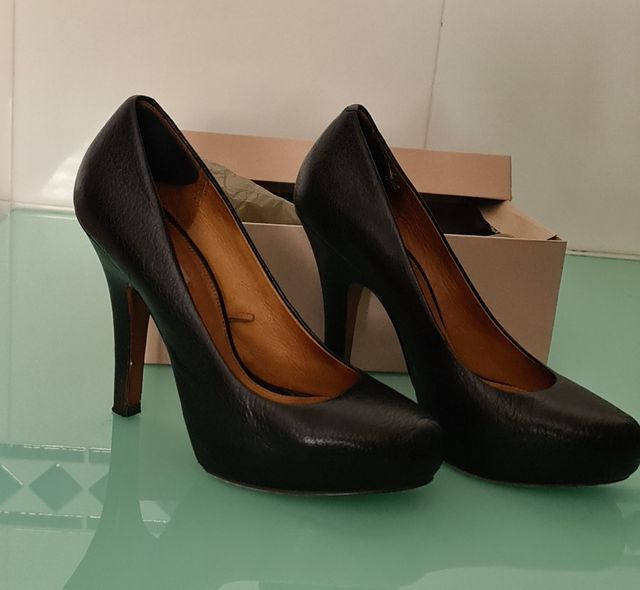 Zapatos de tacón de piel de Uterqüe talla 40