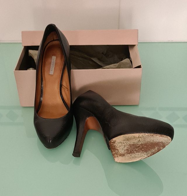 Zapatos de tacón de piel de Uterqüe talla 40