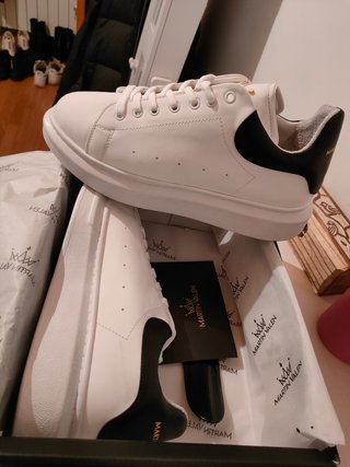 Zapatillas martin valen Alexander McQueen de segunda mano por 85 EUR en  Pamplona en WALLAPOP