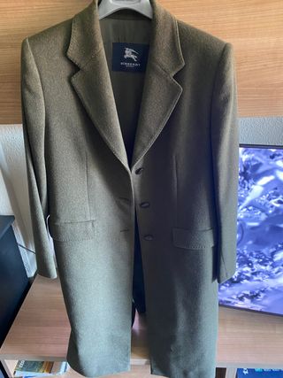 Abrigo Burberry mujer de segunda mano por 30 EUR en Barcelona en WALLAPOP
