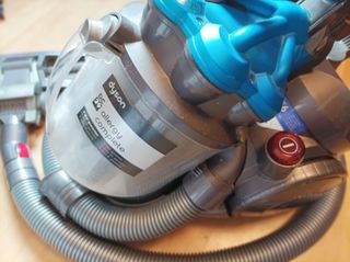 Dyson DC29 (aspiradora) + accesorios de segunda mano por 115 EUR en  Barcelona en WALLAPOP