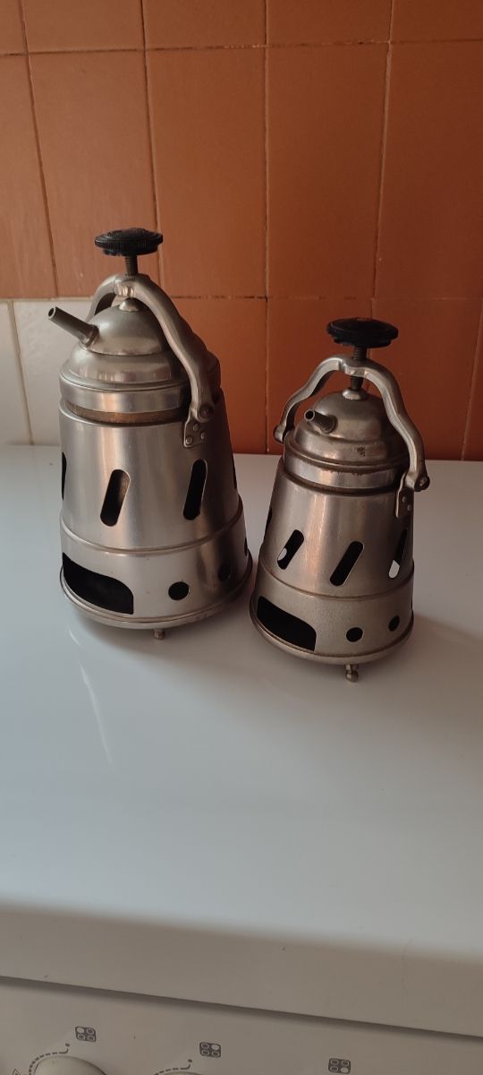 Dos cafeteras antiguas