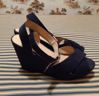 Sandalias de cuña azul marino Parfois. de segunda mano por 9 EUR en Madrid  en WALLAPOP