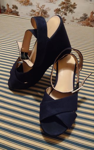 Sandalias de cuña azul marino Parfois. de segunda mano por 9 EUR en Madrid  en WALLAPOP