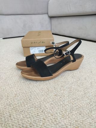 Sandalias tacón bajo Unisa. Talla 41 de segunda mano por 25 EUR en  Vitoria-Gasteiz en WALLAPOP