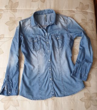Camisa vaquera chica Stradivarius de segunda mano por 9 EUR en Vilagarcia  en WALLAPOP