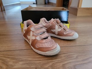 Zapatillas Múnich talla 26 de segunda mano por 50 EUR en Colmenar Viejo en  WALLAPOP