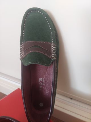 Zapatos verde botella de segunda mano por 8 EUR en Guadalajara en WALLAPOP