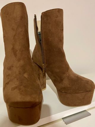 Botines marrones de antelina de SHEIN. de segunda mano por 10 EUR en María  en WALLAPOP