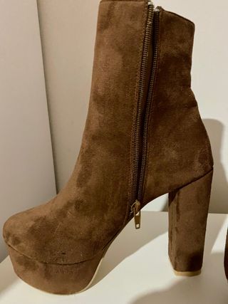 Botines marrones de antelina de SHEIN. de segunda mano por 10 EUR en María  en WALLAPOP
