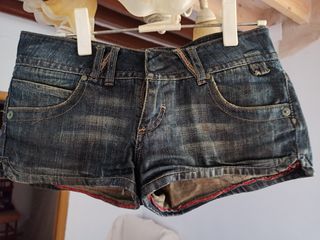 Pantalones vaqueros cortos Bershka de segunda mano por 5 EUR en  Vélez-Málaga en WALLAPOP