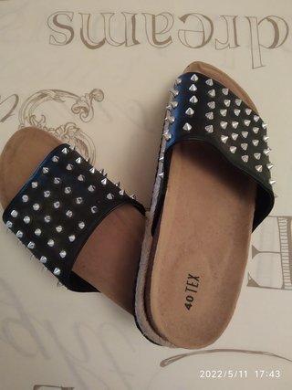 Sandalias\\/Chanclas tachuelas de segunda mano por 10 EUR en Barcelona en  WALLAPOP