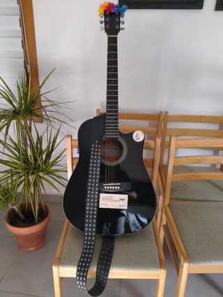 Guitarra acústica Española de segunda mano por 35 EUR en Parada en WALLAPOP