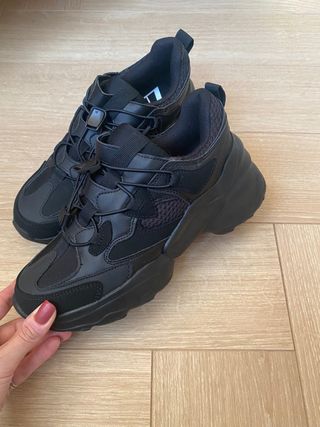 Zapatillas Sneakers Zara Negras de segunda mano por 22 EUR en Barcelona en  WALLAPOP
