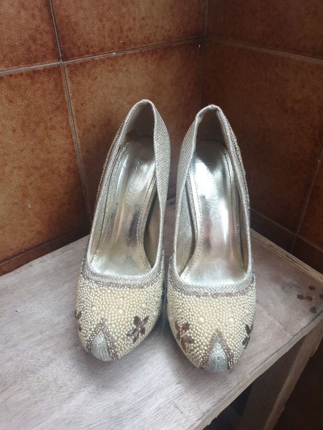 zapatos de tacón dorados