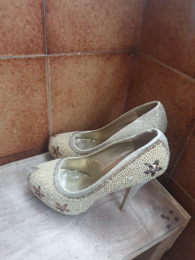 zapatos de tacón dorados