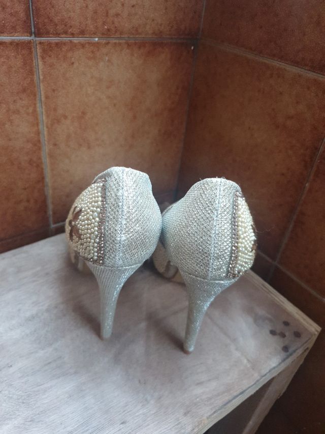 zapatos de tacón dorados