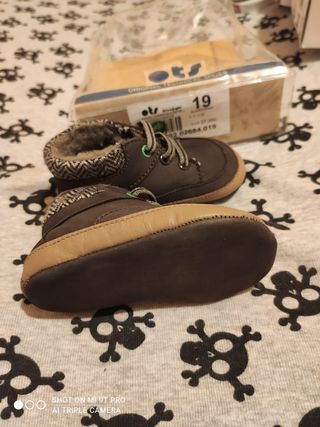 Zapatos bebe marca OTS talla 19 de segunda mano por 10 EUR en Barcelona en  WALLAPOP