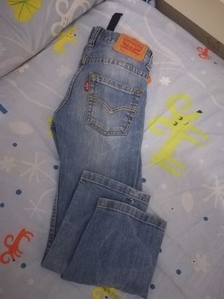 Pantalón levi\\'s talla 5 años en buen estado de segunda mano por 8 EUR en  Pozuelo de Alarcón en WALLAPOP