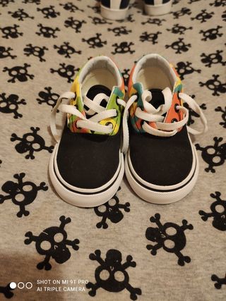 Zapatillas lona Vans talla 21 de segunda mano por 15 EUR en Barcelona en  WALLAPOP