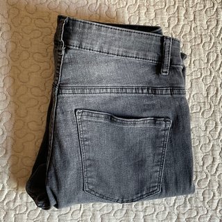 Pantalón vaquero gris (Mujer) de segunda mano por 8 EUR en Barcelona en  WALLAPOP
