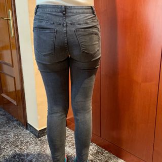 Pantalón vaquero gris (Mujer) de segunda mano por 8 EUR en Barcelona en  WALLAPOP