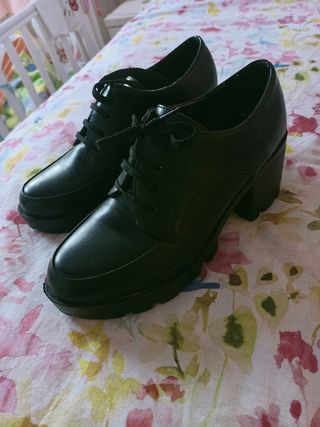 Zapatos tipo botin de segunda mano por 12 EUR en Rivas-Vaciamadrid en  WALLAPOP