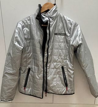 Chaqueta Tommy Hilfiger plateada de segunda mano por 20 EUR en Barcelona en  WALLAPOP