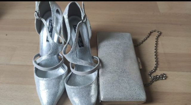 Zapatos y bolso color plata