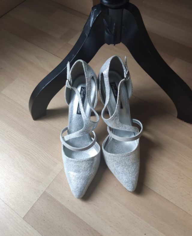 Zapatos y bolso color plata